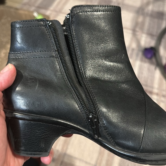 CLARKS Leather ankle boot , size 7W - Picture 5 of 14